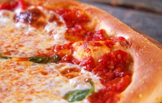 پیتزا مارگاریتا همراه با سالاد فصل